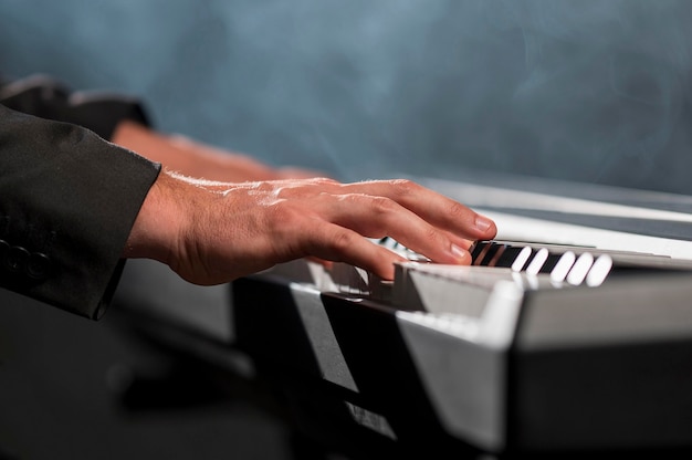 Understanding the Key Differences Between Keyboard and Piano