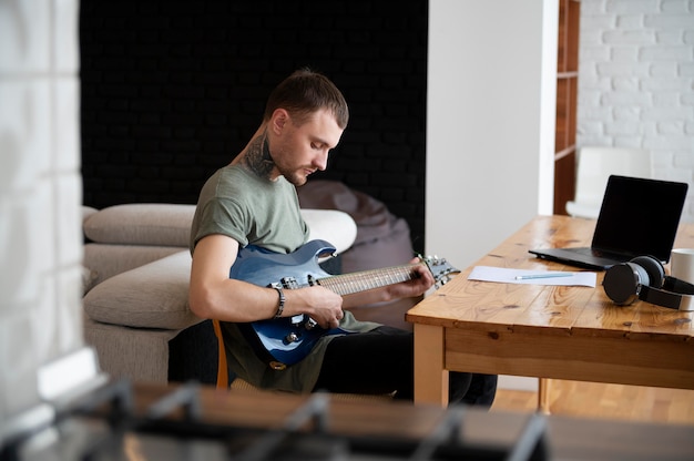 The Ultimate Guide to Starting Your Beginner Guitar Journey