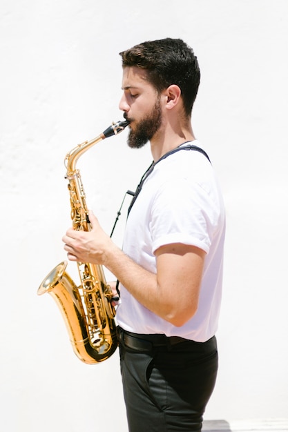 Understanding the Weight of Saxophones and Its Impact on Performance